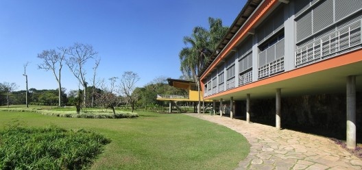 Núcleo original dos jardins junto à Residência Olivo Gomes, em São José dos Campos SP, incorporado ao parque encomendado por Clemente Gomes, em 1965, hoje transformado em espaço público de lazer