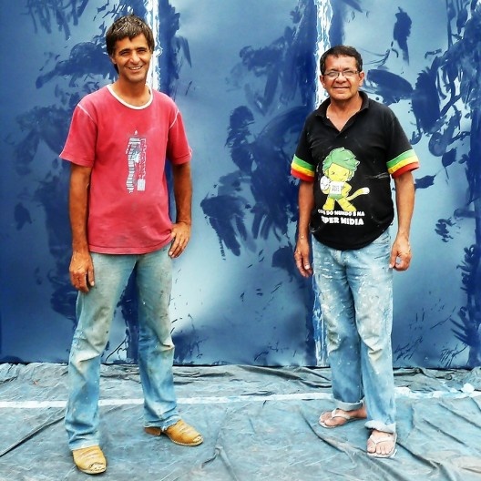 Arte de obra (1) terminada, Pixote e Pedrão mostram o sorriso de missão cumprida.