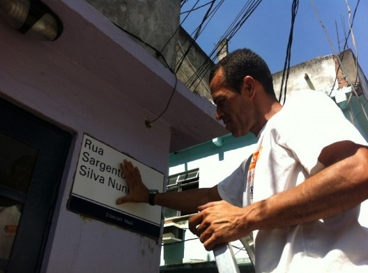 Placas de Rua da Maré, Rio de Janeiro, 2012-2016. Laura Taves – Azulejaria