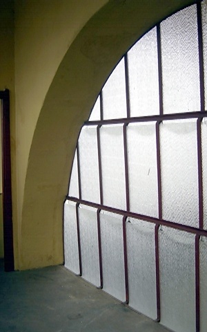 Detalhe da caixilharia do pavimento superior (almoxarifado e telégrafo), com destaque para a solução da ventilação permanente