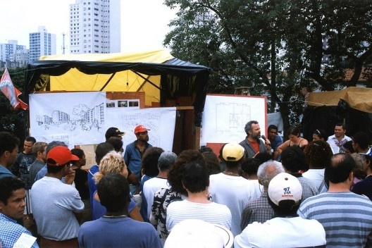 Conjunto habitacional Paulo Freire, Cidade Tiradentes, São Paulo SP, 1999-2010. Agente organizador Associação Paulo Freire, agente financiador Prefeitura Municipal de São Paulo / Programa de Mutirões Autogeridos da Cohab, assistência técnica Usina