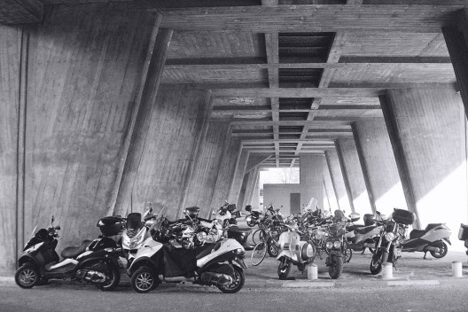 Le Corbusier. Unidade de Habitação, Marselha, 1952. Térreo em 2012.