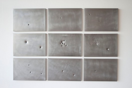 Clara Ianni, “Natureza Morta ou estudo para Ponto-de-fuga”, metal com furos de balas: 35mm, 38 super, 40mm, 22mm, festim 4.5, calibre 12.42, 12SG, calibre 12.50AE, 2011