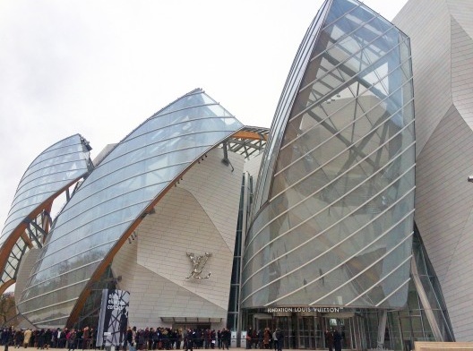 Entrada principal da Fondation Louis Vuitton, Paris, França