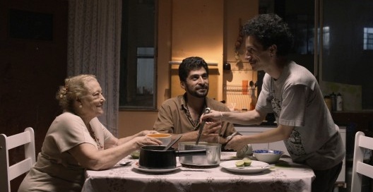 Cena do filme Era o Hotel Cambridge, de Eliane Caffé