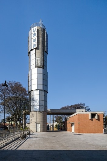 Sesc Araraquara, torre d'água e entrada principal, 2000. Arquitetos Abrahão Sanovicz e Edson Jorge Elito
