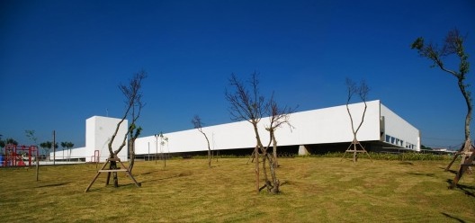 Paulo Mendes da Rocha, Escola Parque do Conhecimento, Santo André, 2003. Identidade absoluta resultante do emprego de um paralelepípedo elevado com fachadas lisas e cegas