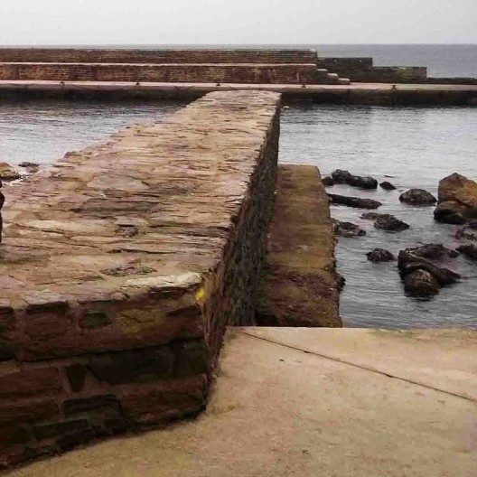 Vista de Besalu, com estruturas portuárias junto ao mar