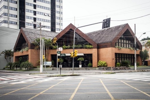 Agência bancária à Rua 7 de Setembro, Blumenau. Releitura da arquitetura enxaimel