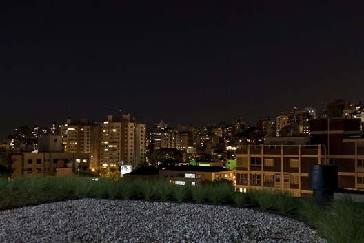 Vista do terraço do edifício à noite
