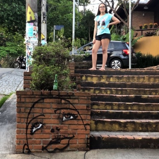 Sem dizer nada, mulheres observam aquilo que deixaram para traz