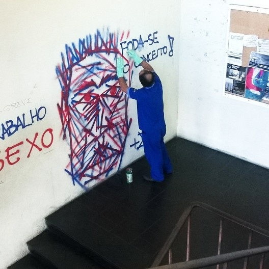 Pixação no edifício da FAU UFRJ