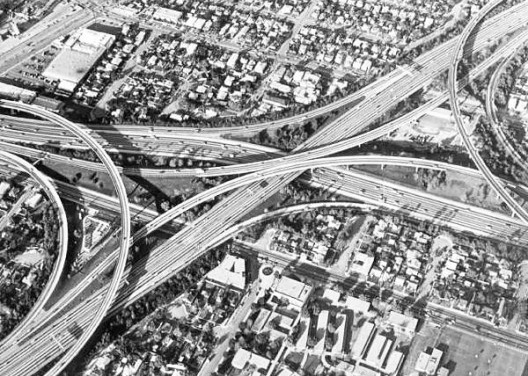 Cruzamento das vias expressas de Santa Monica e San Diego, Los Angeles, década de 1960