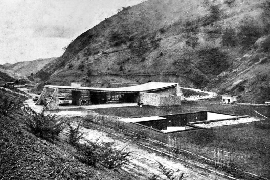 Casa Cavanelas, 1954, arquiteto Oscar Niemeyer e paisagista Roberto Burle Marx. A arquitetura e paisagismo reinterpretam as regras ambientais biológicas e geológicas