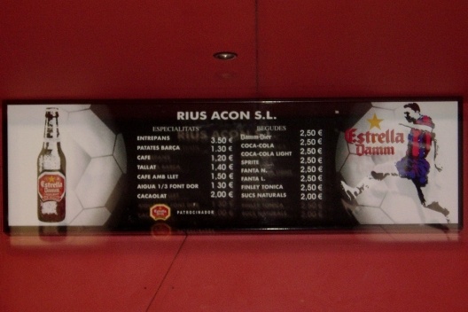 Cartaz de lanchonete com preços dos produtos no estádio do Barcelona