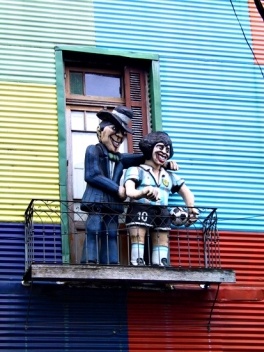 Bonecos de Maradona e Carlos Gardel no Camiñito, Bairro de Santelmo, Buenos Aires, 2008