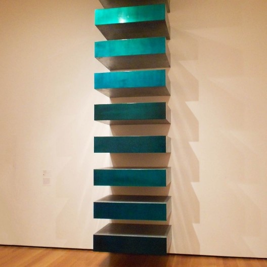 Donald Judd. “Untitled (Stack)”, 1967. Laca sobre ferro galvanizado. 22,8 x 101,6 x 78,7cm cada peça. Nove peças com intervalos de 22,8 cm entre elas. Museu de Arte Moderna de Nova York