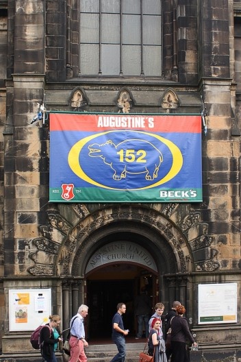 Um dos bares localizados numa antiga igreja, em Edimburgo, Escócia
