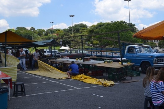 Processo de desmontagem de uma barraca: compactação da cobertura feita em material plástico e reutilizável