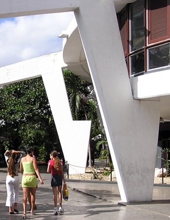Sorveteria Coppelia no bairro do Vedado, Havana. Arq. Mario Girona, 1966