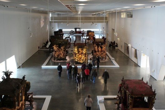Um dos pavilhões expositivos do Museu dos Coches, visto de cima
