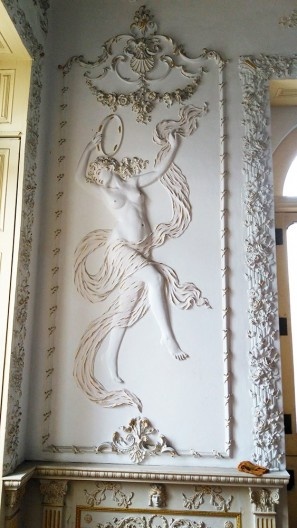 Palacete Bolonha, Musa em posição de dança e celebração portando um pandeiro (detalhe), Belém PA Brasil, 1908. Engenheiro Francisco Bolonha