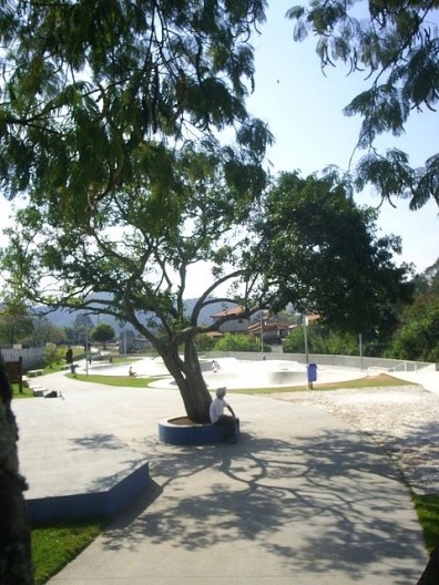 Praça Vila Nogueira. Projeto ODVO Arquitetura e Urbanismo. Guararema, 2004