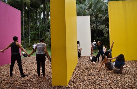 Encontro poético entre corpo e arquitetura