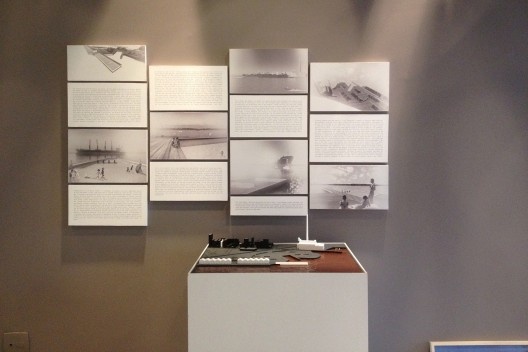 Maquete e desenhos da Piscina flutuante no cais, de Nathalia Cantergiani, na exposição “Água viva”, de Denis Rodriguez