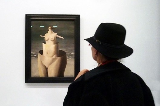 A moça se detém e fita com atenção a linda jovem ruiva de uma pintura, que Poirot logo associa às Matrioskas, as bonecas russas de madeira, colocadas umas dentro das outras.