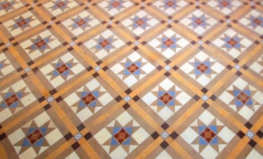 Um dos inúmeros tapetes em ladrilho existentes no imóvel, soluções do projeto de Giácomo Palumbo