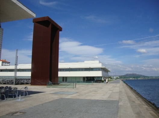 Praça da Liberdade em Viana do Castelo (ao fundo edifício de Fernando Távora e escultura de José Rodrigues)