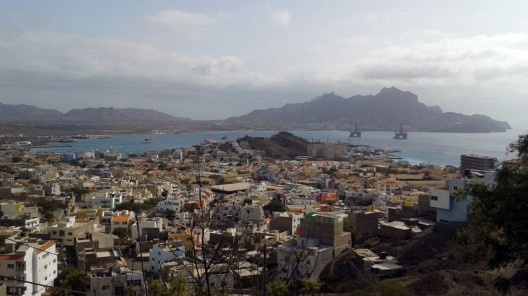 Mindelo, vista da Baía do Porto Grande a partir do bairro Chã de Alecrim, em que se percebe a relação da cidade com a paisagem envolvente