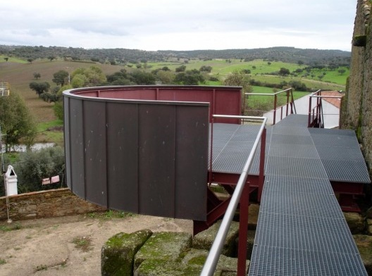 Fotografia de Marcelo Ferraz em visita à Idanha em novembro de 2006 quando após conhecer o projeto de intervenção apresentado por Sérgio Fernandez em Évora foi visitar a Aldeia e conhecer o projeto do Atelier 15