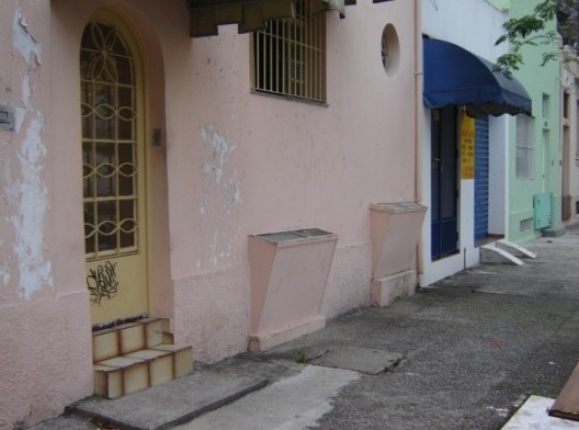 Dispositivos anti-enchente na rua dos Otonis