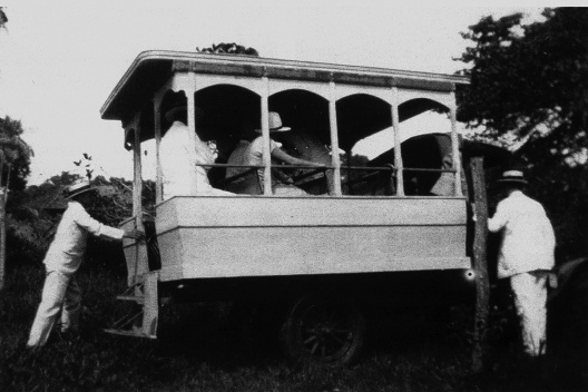 Foto com a legenda \"Passeio do chapéu virado, o Forde empacou. Belém 22 de maio 1927 / Non Ducor, Duco\"