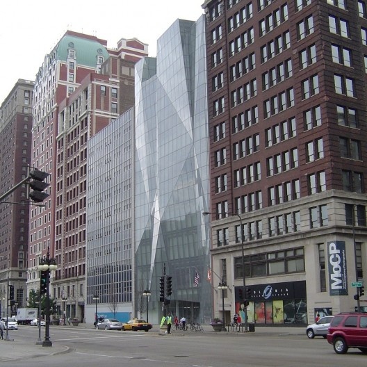Michigan Avenue, em Chicago: harmonia entre edifícios de várias épocas. O edifício com fachada de vidro segue a volumetria dos vizinhos e usa uma linguagem contemporânea