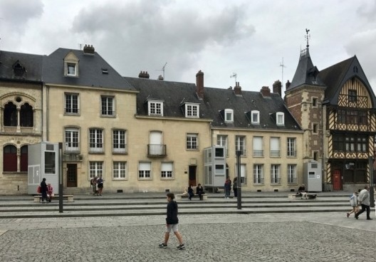 A praça em frente à Catedral de Amiens está cheia de projetores para fornecer uma imagem tridimensional de alta qualidade
