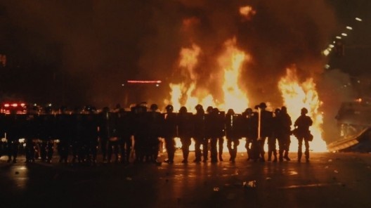 Cena do documentário “Democracia em vertigem”, direção de Petra Costa