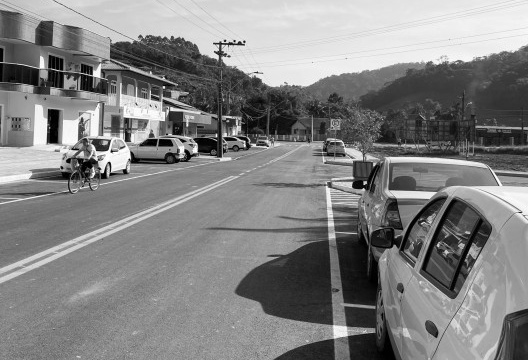 Na ausência de ciclovias e ciclofaixas, ciclistas trafegam junto aos carros, Luiz Alves SC, 2020