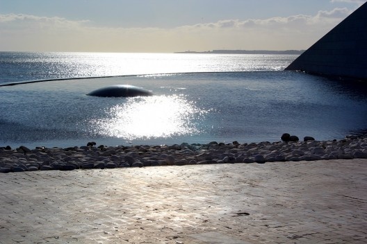 Centro Champalimaud, espelho d’água que configura a surpresa ao final da rampa