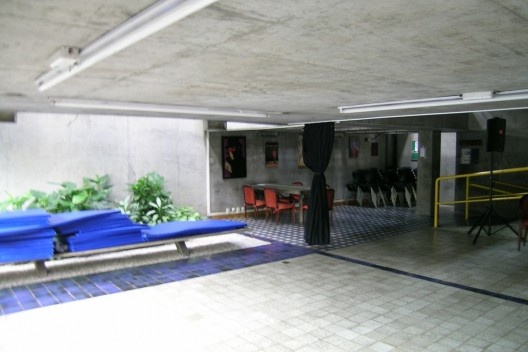 João Batista Vilanova Artigas, Residência Telmo Porto, São Paulo, 1968. Sala de estar, jardim e sala de jantar ao fundo