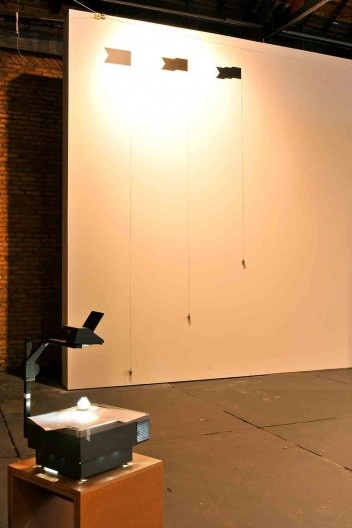 Nicolas Robbio, Sem título, 2010, Vinil adesivo, prumo de aço e fio de metal