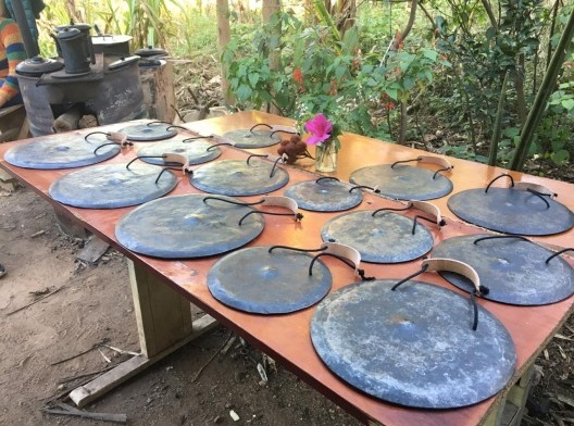 Antes da pandemia Covid-19, oficina de confecção de gongos (instrumentos musicais) galpão da Horta Educativa