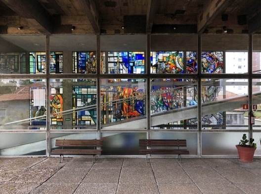 Igreja São Bonifácio, 1964-66, arquiteto Hans Broos. Vista da rampa e vitral ao fundo