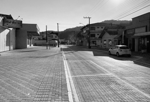 Áreas de circulação e estar social áridas, sem biodiversidade e sem sombreamento, pouco atraentes e aprazíveis à permanência e convívio da população, especialmente no verão, Luiz Alves SC, 2020