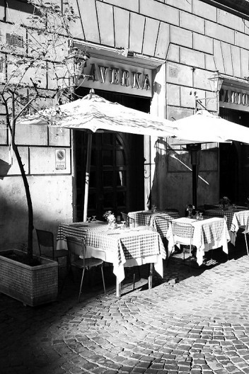Em tempos mais duros, como agora para a turma do Lácio, os cafés e restaurantes já sofrem com falta de clientes. E há, como nas feiras, espécie de \"chamadores\", quase a lhe empurrar o cardápio e puxando para dentro dos inúmeros, porém vazios, locais