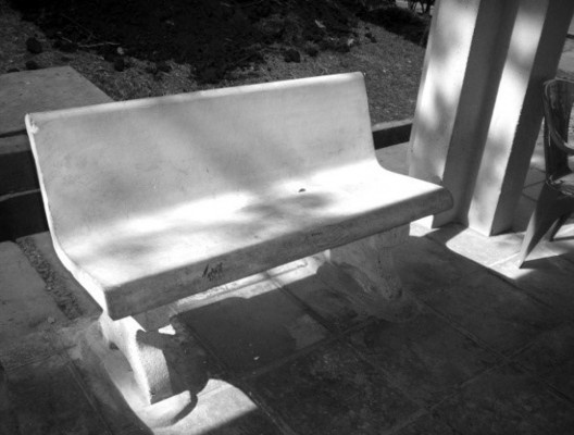 Vista geral do modelo do “banco introduzido”, em concreto armado, de autor desconhecido. Localizado no campus da UFMS, em Campo Grande-MS