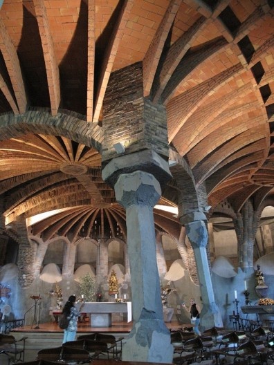 Cripta da Colônia Güell, Barcelona, Espanha, 1914. Arquiteto Antoni Gaudi
