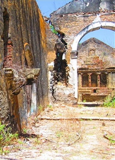 Púlpito e rachadura na estrutura na Igreja de São Miguel Arcanjo em 2014